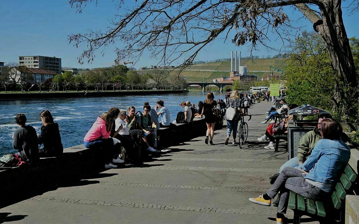 Viele Menschen am Mainkai Viele Menschen am Mainkai